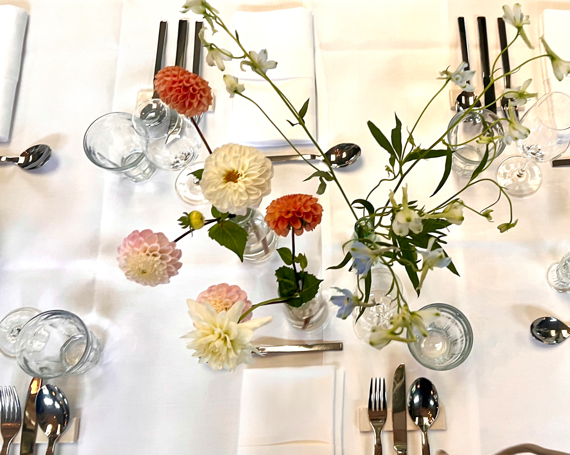 Gala-Dinner mit floraler Tafeldekoration bei Kerzenlicht