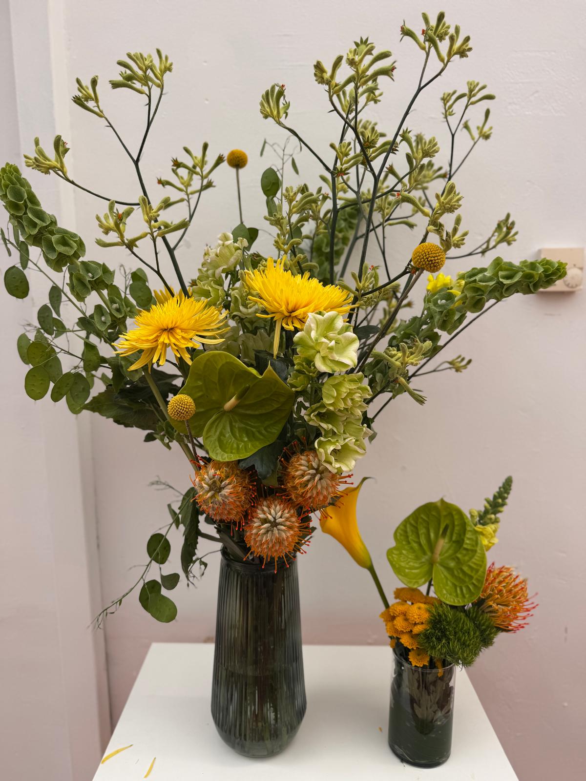 Florale Komposition aus kuratierten Sorten in einer Vase