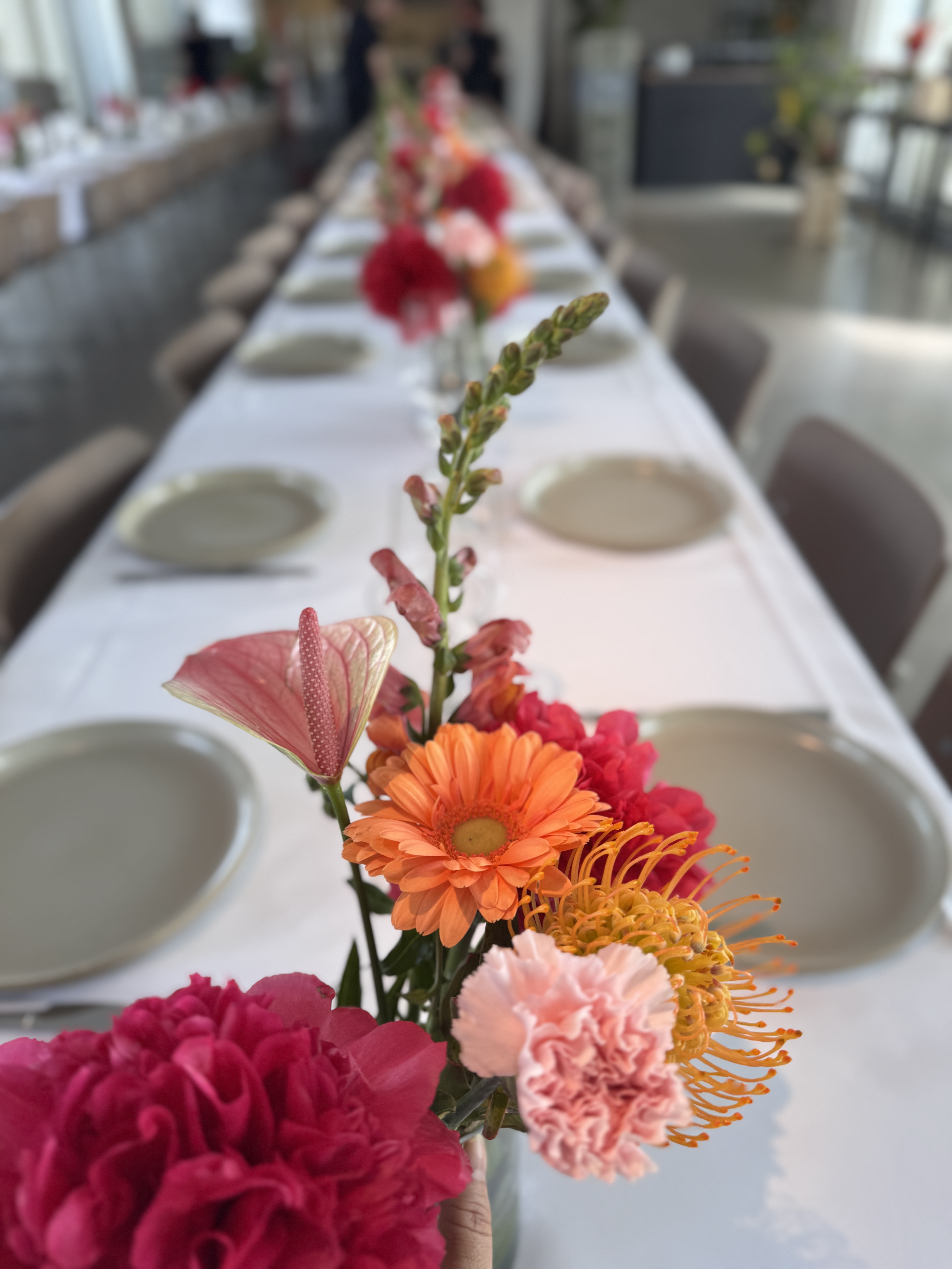 Florale Tafel auf einer Rooftop-Location