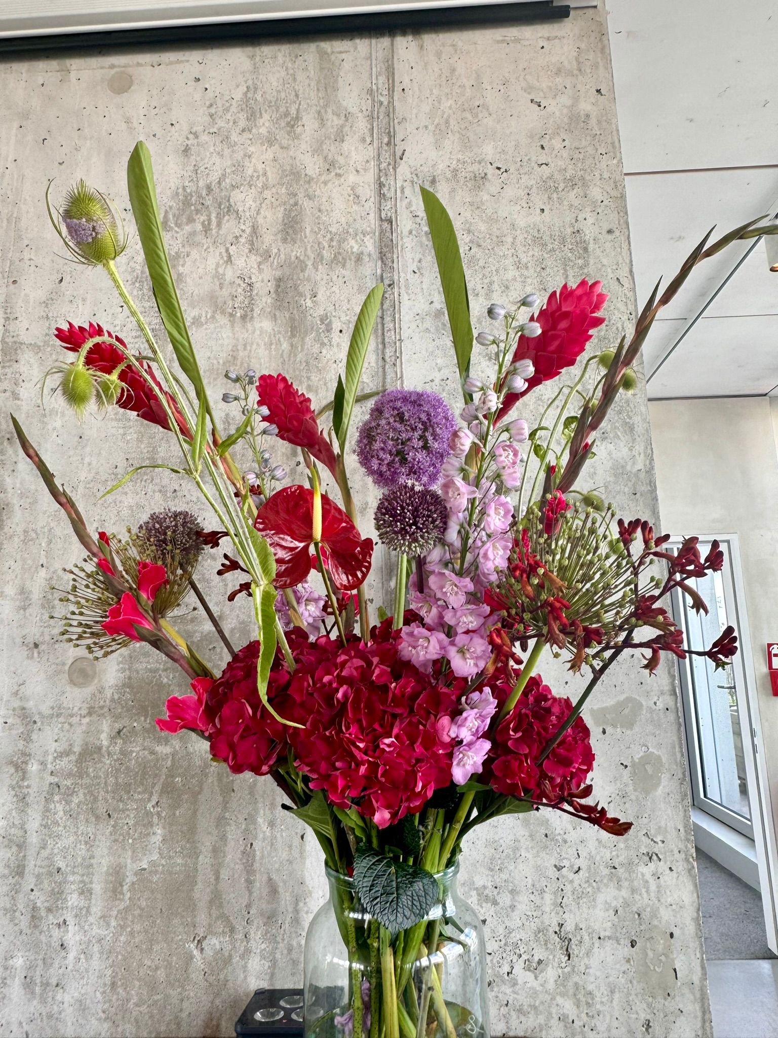 Großformatige florale Installation bei einer Berliner Veranstaltung