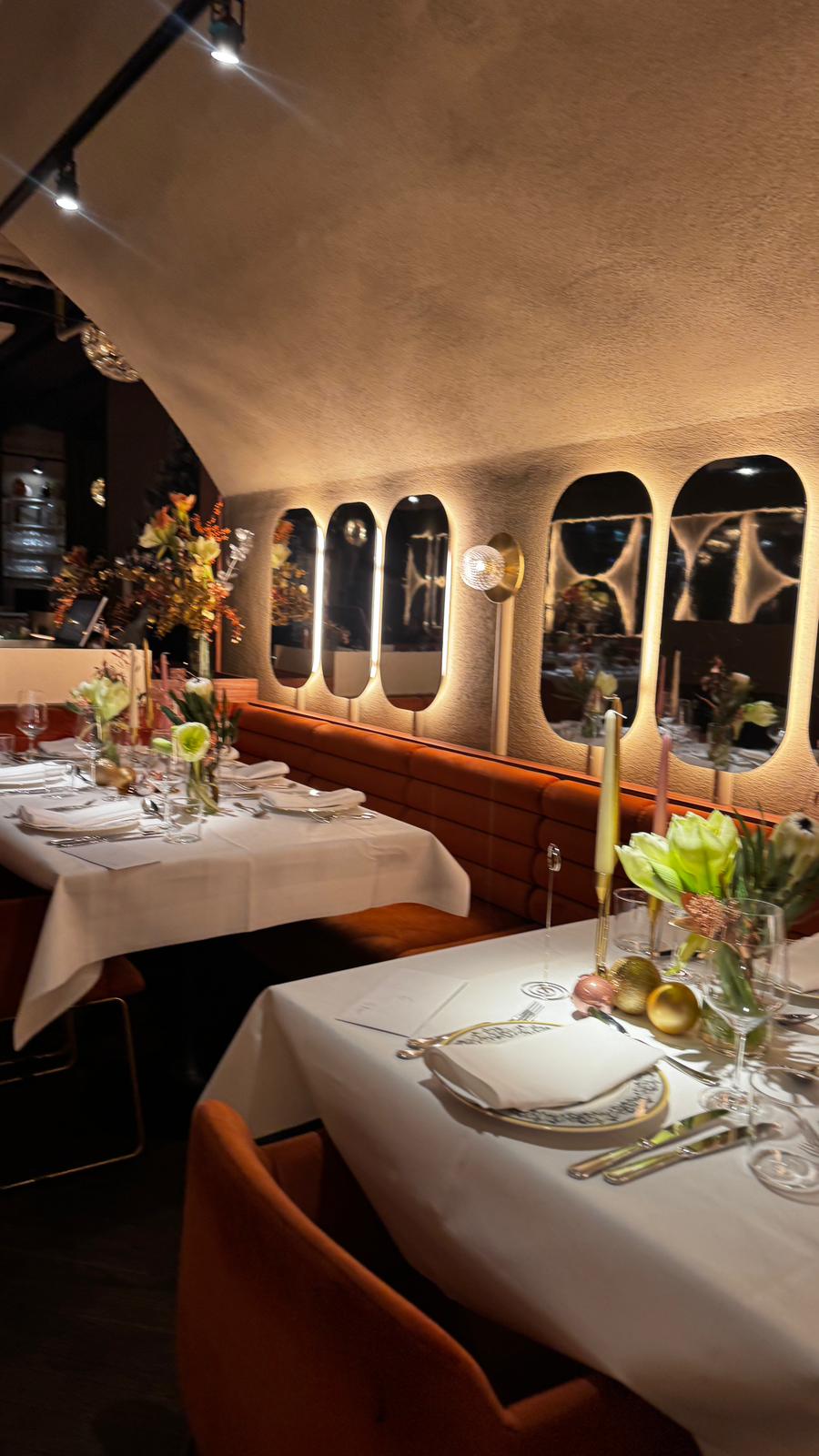 Florale Festtafel in einem Restaurant